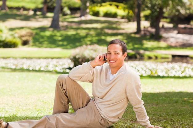 Uomo che telefona nel parco