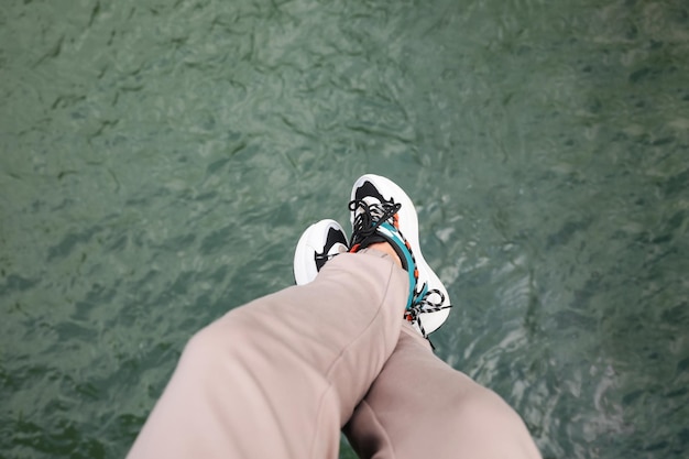 Uomo che tiene i piedi sopra la vista dall'alto dell'acqua