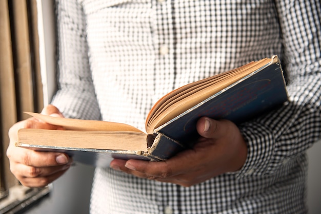 Uomo che tiene il libro da leggere