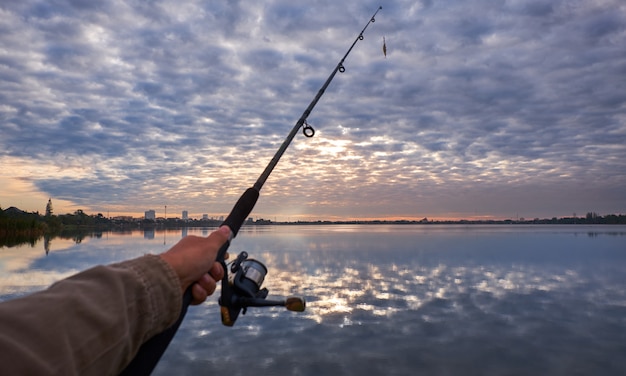 Uomo che tiene la canna da pesca