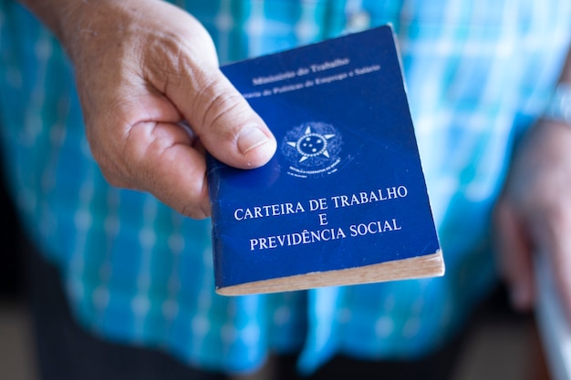Uomo che tiene la carta di lavoro brasiliano