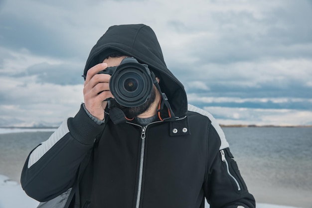 Uomo che tiene la fotocamera