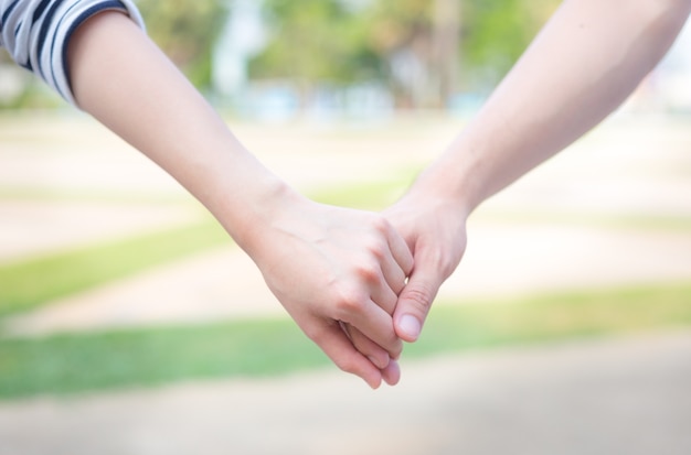 uomo che tiene la mano della donna