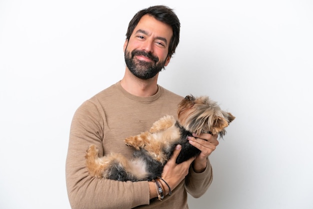 Uomo che tiene un cane isolato su sfondo bianco