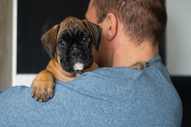 uomo che tiene un cucciolo