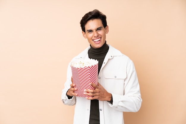 Uomo che tiene un grande secchio di popcorn