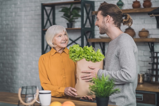 Uomo che tiene un pacchetto di verdure nelle sue mani