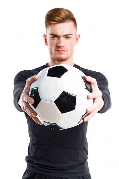Uomo che tiene un pallone da calcio