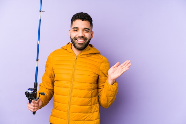 Uomo che tiene una canna da pesca in studio