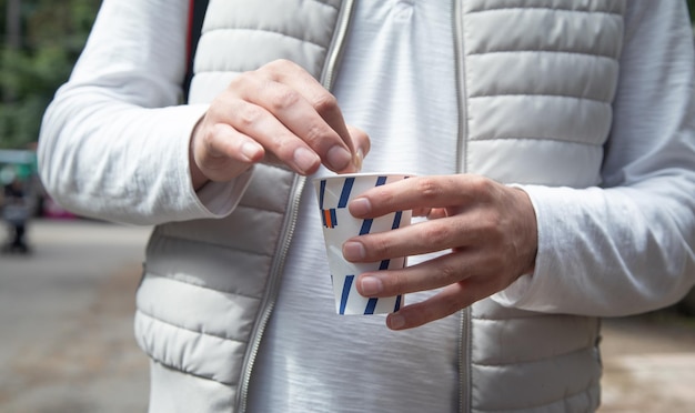 Uomo che tiene una tazza di caffè all'aperto