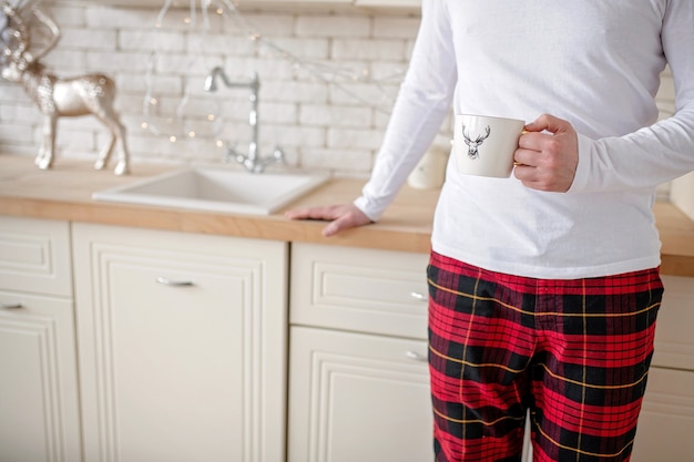 Uomo che tiene una tazza di caffè calda