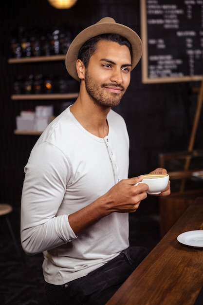 Uomo che tiene una tazza di caffè