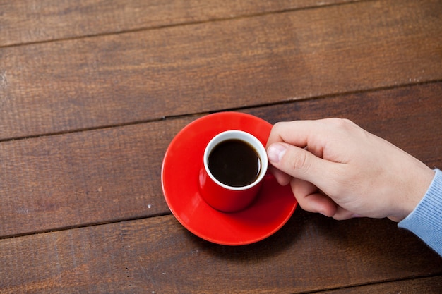 Uomo che tiene una tazza di caffè