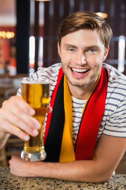 Uomo che tosta una birra