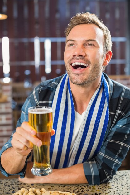 Uomo che tosta una birra