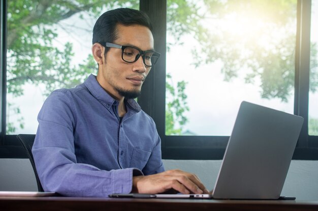 Uomo che usa il computer lavora a casa