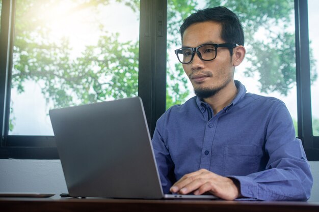 Uomo che usa il computer lavora a casa