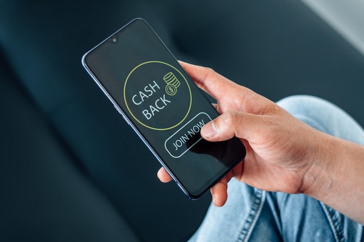 Foto uomo che usa l'app cashback sul telefono concetto di pagamento online