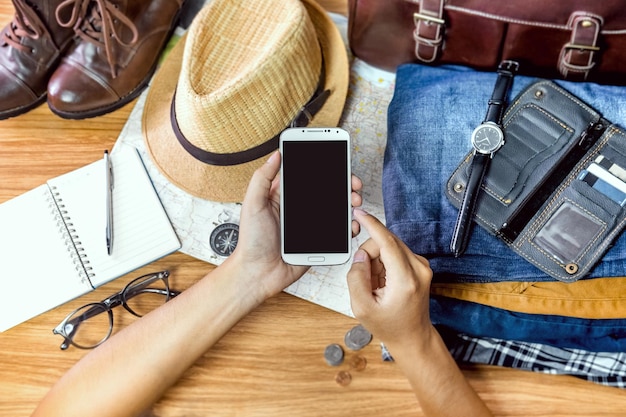Uomo che usa un telefono cellulare