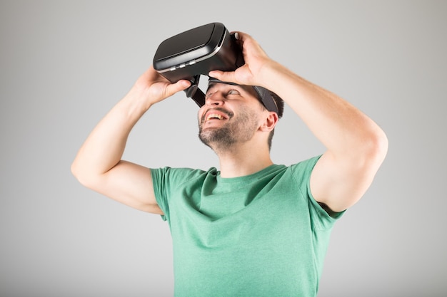 Uomo che usando i vetri di realtà virtuale