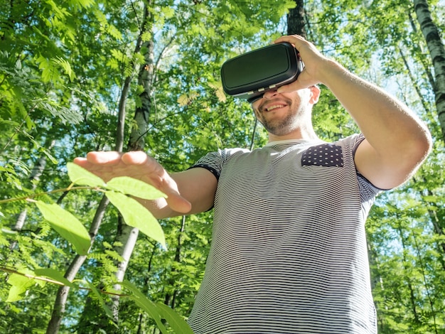 Uomo che usando le cuffie VR