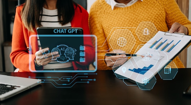 Uomo che utilizza chatbot in computer e tablet intelligenza intelligente AiChat GPT Chat con AI Intelligenza artificiale sviluppata da OpenAI genera robot di tecnologia futuristica in sistema online