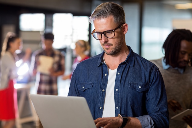 Uomo che utilizza computer portatile nell'ufficio