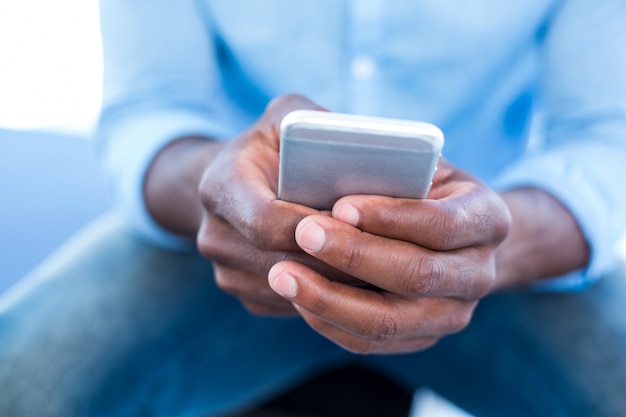 Uomo che utilizza il cellulare a casa