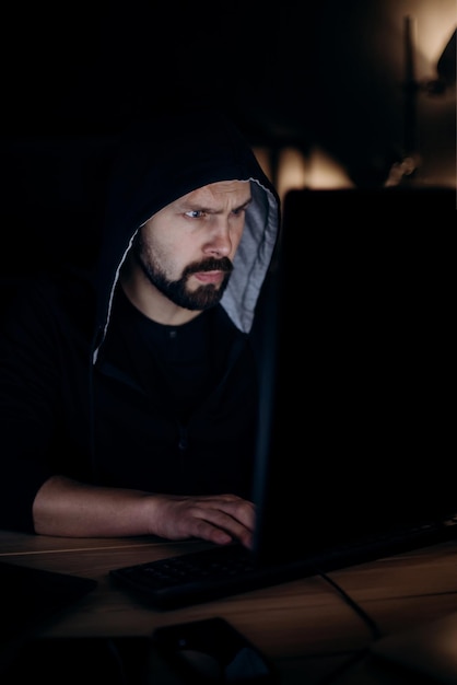 Uomo che utilizza il pc per la criminalità informatica