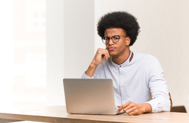 Uomo che utilizza il suo laptop