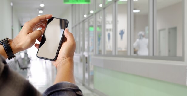 Uomo che utilizza il telefono cellulare in ospedale