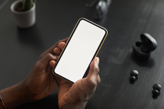 Uomo che utilizza l'applicazione sul telefono