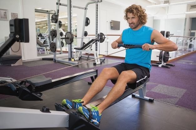 Uomo che utilizza la fascia di resistenza in palestra