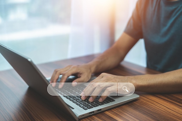 Uomo che utilizza la ricerca del computer su Internet Wi-Fi a casa Ricerca di navigazione in Internet Data Information Networking Concept