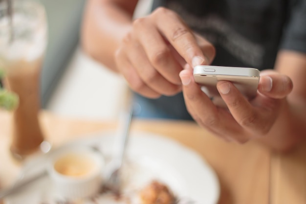 uomo che utilizza lo smart phone