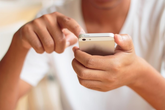 uomo che utilizza lo smart phone