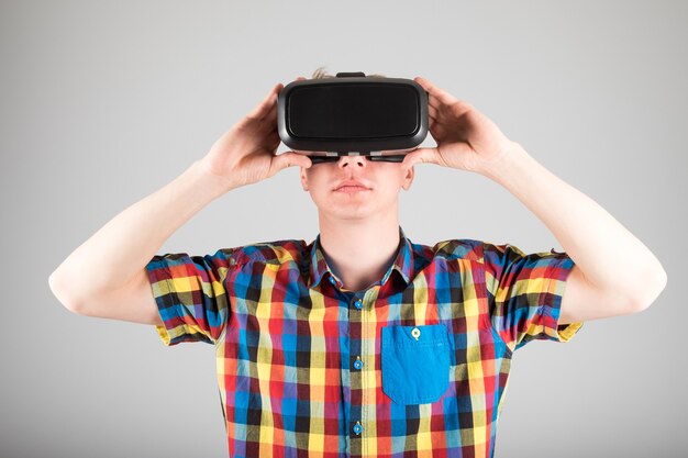 Uomo che utilizza occhiali per realtà virtuale