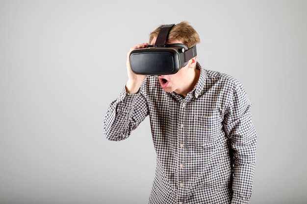 uomo che utilizza occhiali per realtà virtuale