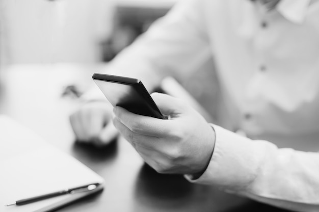 Uomo che utilizza smartphone, foto in bianco e nero