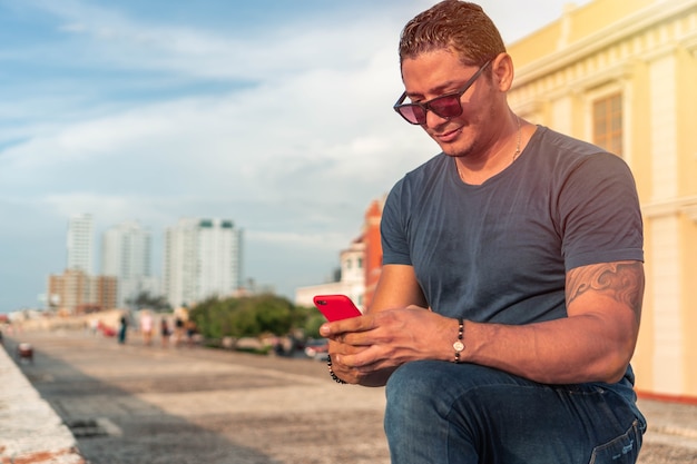 Uomo che utilizza un telefono cellulare all'aperto.