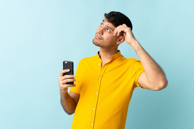 Uomo che utilizza un telefono cellulare in studio