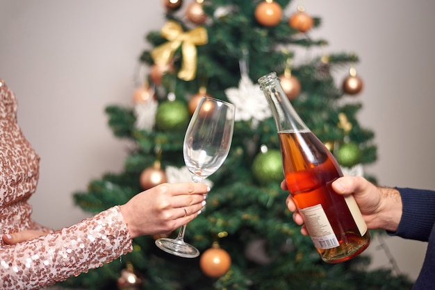 Uomo che versa champagne ad una donna