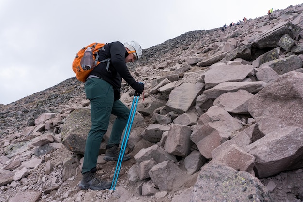 Uomo che viaggia con zaino escursioni in montagna