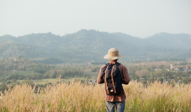 Uomo che viaggia per la libertà in piediUn uomo che porta una borsaPersone e spazio per la copia