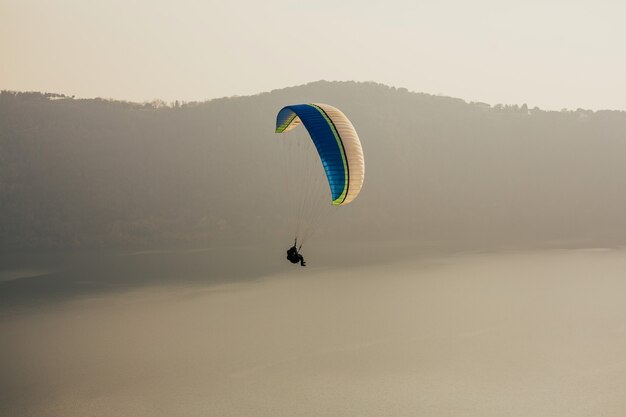 Uomo che vola con il parapendio.