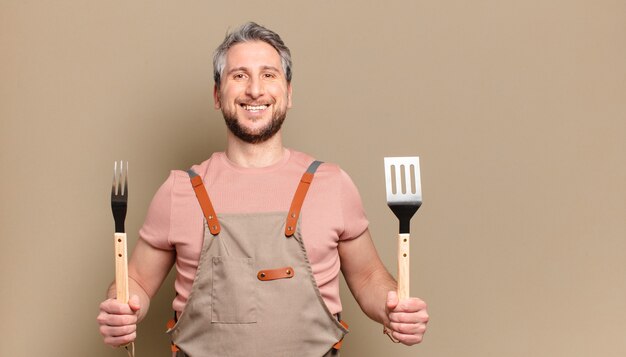 Uomo chef di mezza età. concetto di barbecue