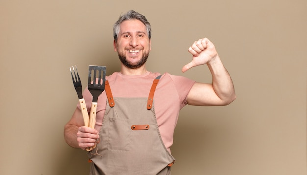 Uomo chef di mezza età. concetto di barbecue