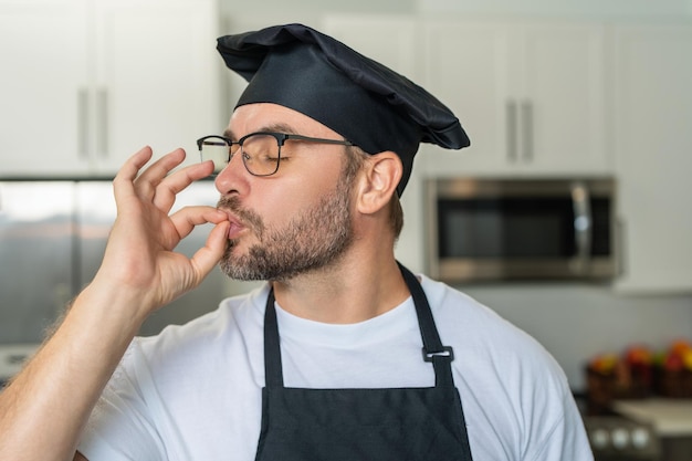 Uomo chef fornello fornaio chef maschi con segno di cibo perfetto uomo chef che cucina mostrando segno per delicio