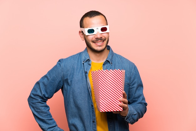 Uomo colombiano con popcorn in posa con le braccia all'anca