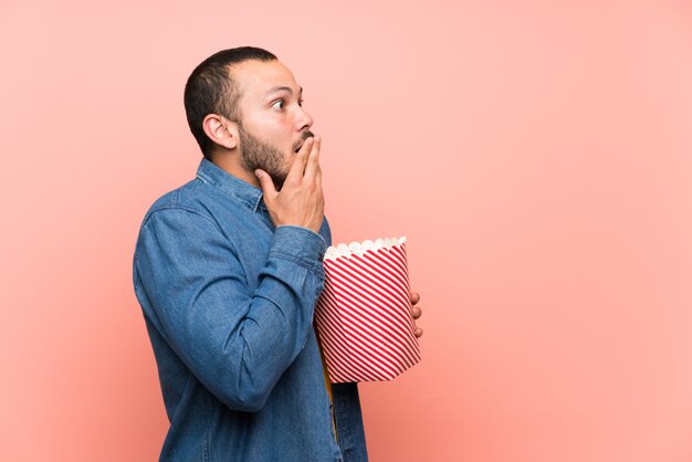 Uomo colombiano con sfondo rosa isolato popcornsover